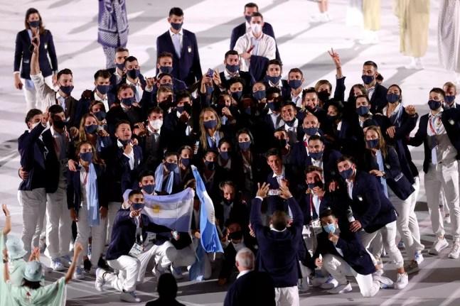 Delegação argentina posa para foto durante desfile cerimônia de abertura das Olimpíadas — Foto: Patrick Smith/Getty Images