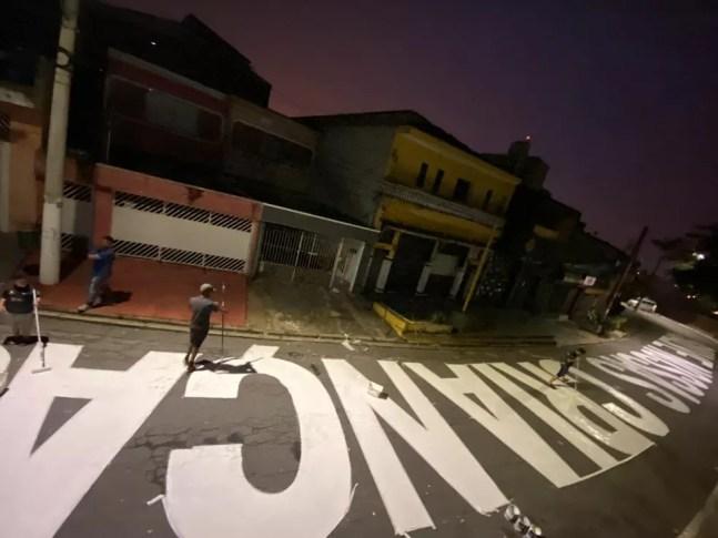 Frase "Salvem nossas crianças" pintada em comunidade na Zona Leste de São Paulo. — Foto: Arquivo pessoal