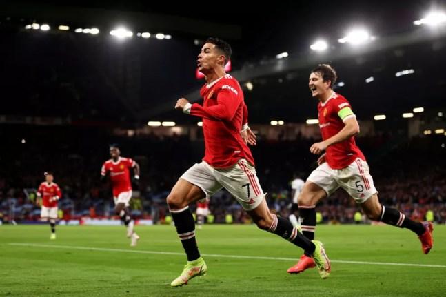 Cristiano Ronaldo comemora com Maguire o gol da vitória do Manchester United sobre a Atalanta — Foto: Getty Images