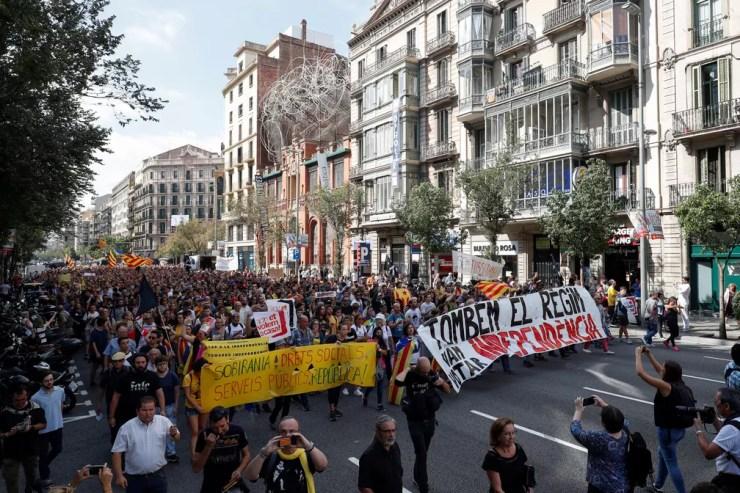 Manifestantes pró-independência da Catalunha fizeram protesto em Barcelona, nesta segunda-feira (1º)  — Foto: Albert Gea/ Reuters