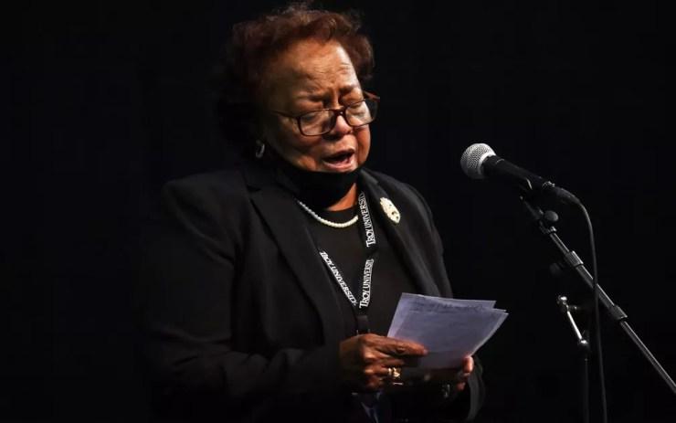 Ethel Mae Tyner fala durante o funeral de seu irmão, o congressista John Lewis, na Troy University, em Alabama, no sábado (25) — Foto: Michael M. Santiago/Getty Images/AFP