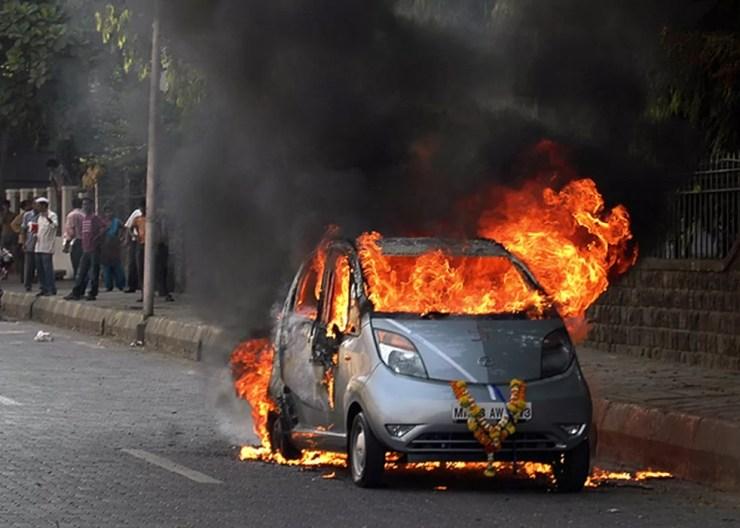 Nano pega fogo na Índia, em março de 2010 (Foto:  AP)