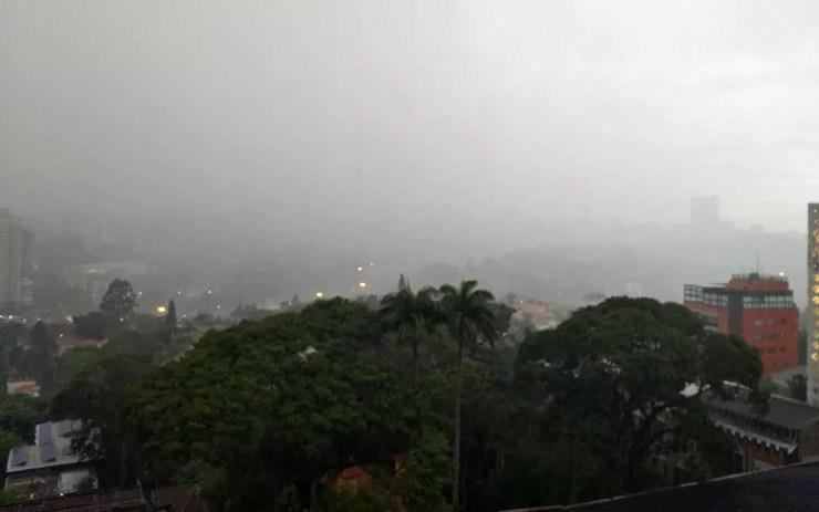 Chuva na região do Pacaembu, Zona Oeste, na noite desta quinta-feira (3) — Foto: Reprodução/TV Globo