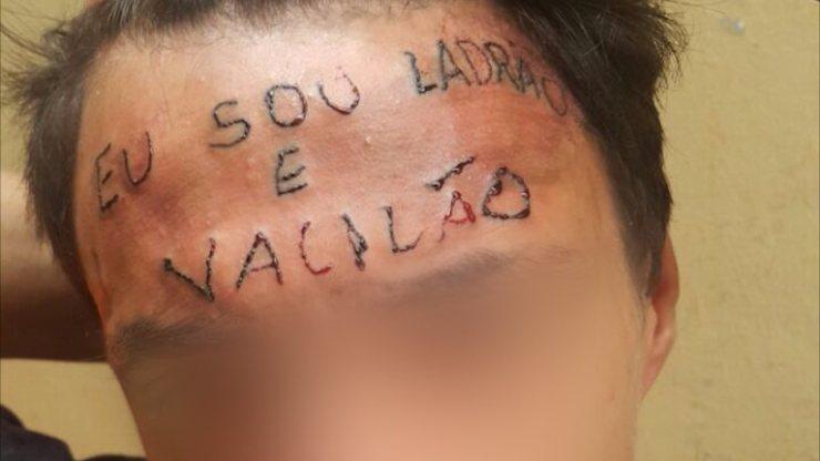 Tatuador é preso por tortura após escrever 'Eu sou ladrão e vacilão' na testa de jovem.