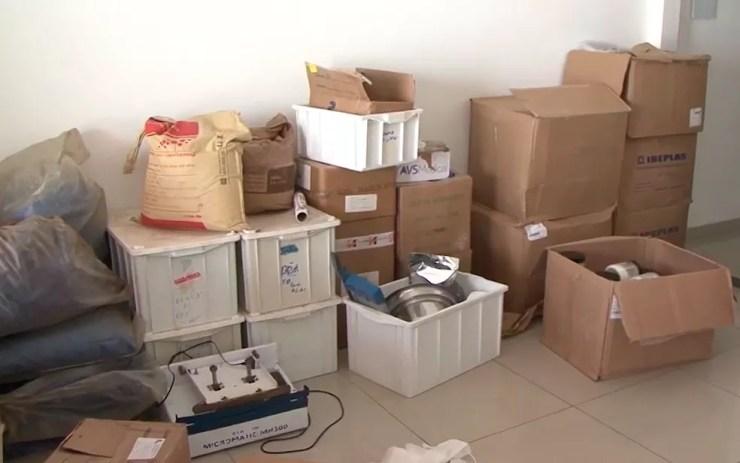 Caixas com suplementos apreendidos na Bahia (Foto: Reprodução / TV Subaé)