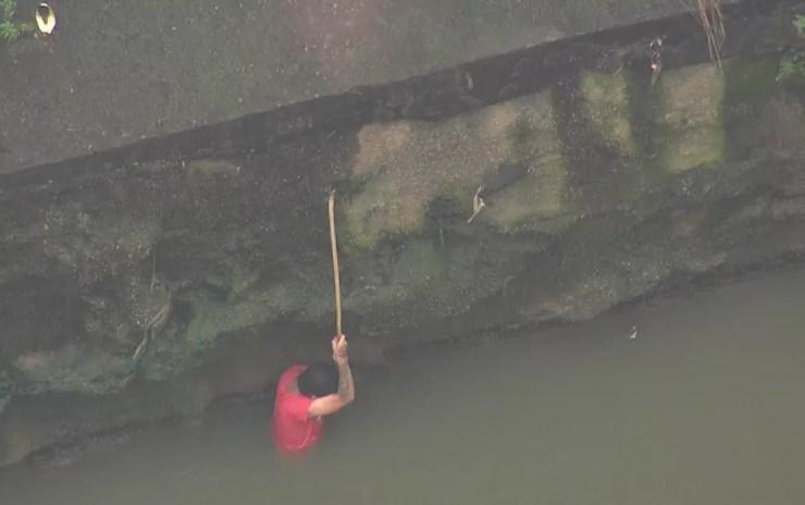 Homem caiu no Rio Tamanduateí, em São Paulo — Foto: Reprodução/TV Globo