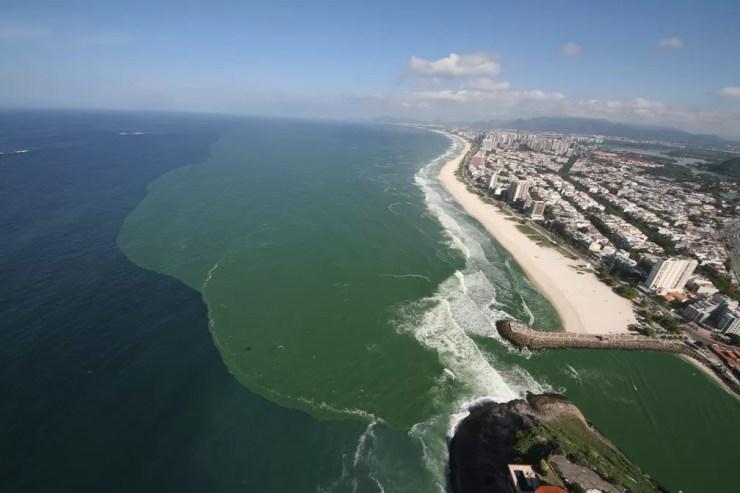 Praia contaminada por cianobactérias — Foto: Mário Moscatelli/ Projeto Olho Verde