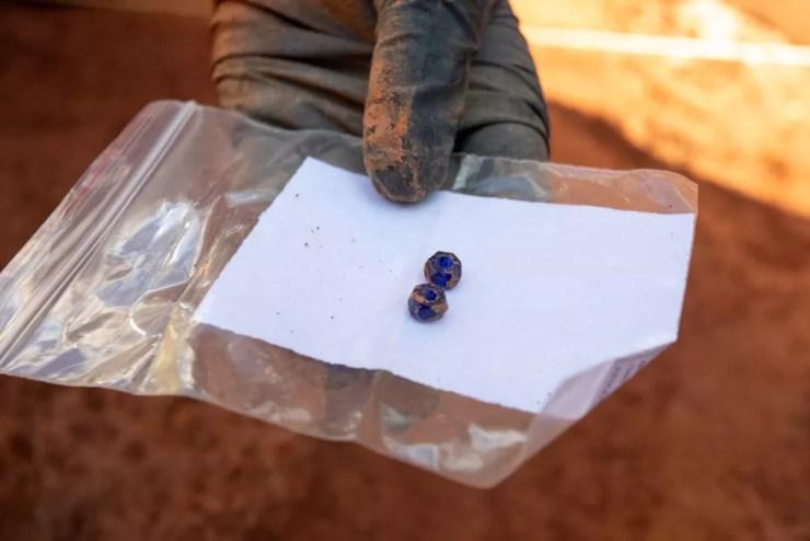 Um dos restos mortais foi encontrado com contas de vidro de um colar, o que indica o pertencimento a alguma religião de matriz africana — Foto: Marcelo Brandt/G1