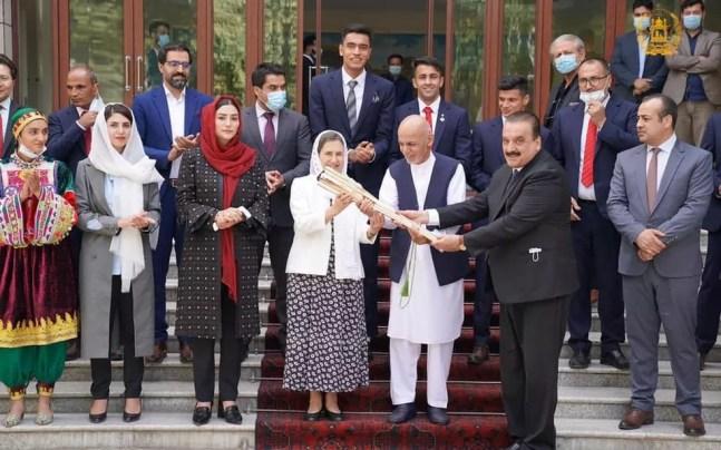 Robina Jalali ao lado da primeira dama e do presidente do então Afeganistão, Ashraf Ghani , que recebem uma tocha dos Jogos de Tóquio — Foto: Reprodução / Facebook