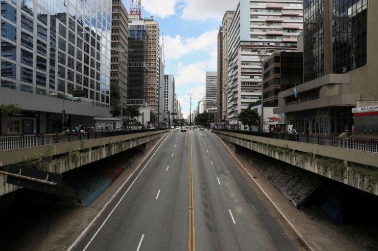 Avenida Paulista é vista vazia no primeiro dia de bloqueio imposto pelo governo estadual por causa do surto de doença por coronavírus (COVID-19), no centro de São Paulo