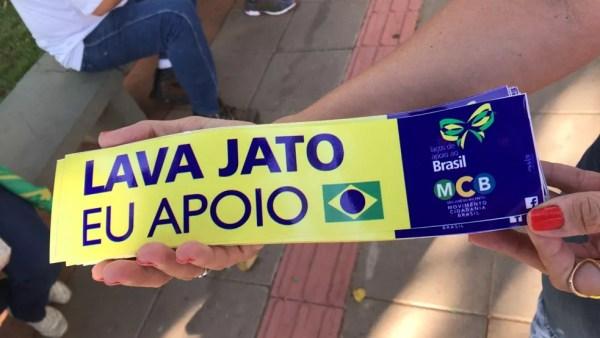 Movimento Cidadania Brasil distribuiu adesivos de apoio à Lava Jato (Foto: Fernando Daguano/TV TEM)