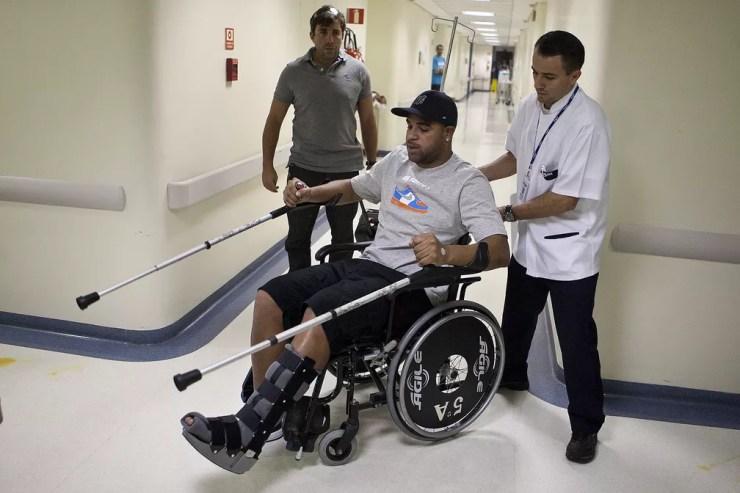 Adriano Imperador em cadeira de rodas, após cirurgia, em 2011 — Foto: Daniel Augusto Jr/Ag.Corinthians