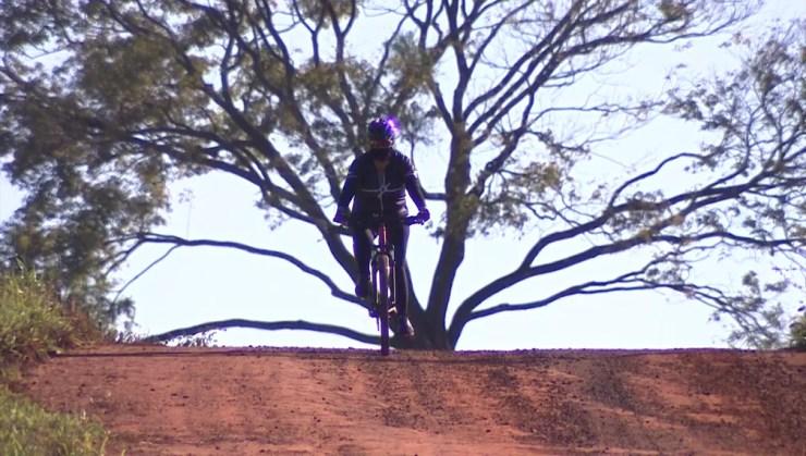 Geni anda de bicicleta pela zona rural da região de Presidente Prudente — Foto: TV Fronteira / Reprodução