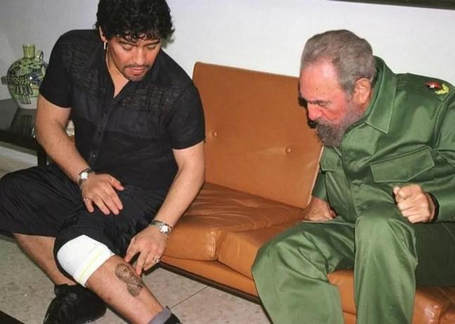 Maradona mostra tatuagem de Fidel Castro ao próprio Fidel Castro em outubro de 2001 — Foto: Reuters