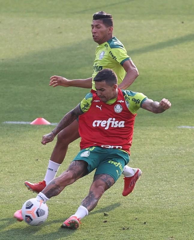 Dudu e Rony durante treino do Palmeiras na Academia — Foto: Cesar Greco / Ag. Palmeiras