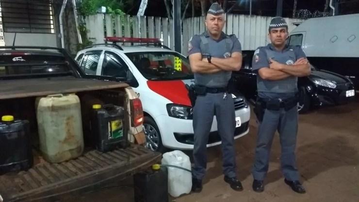 Apreensão dos galões foi feita pela Polícia Militar, que desconfiou da atitude dos homens na zona rural de Pardinho (Foto: Polícia Militar / Divulgação )