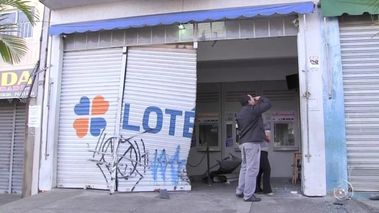 Criminosos invadem lotérica no Parque São Bento em Sorocaba (Foto: TV TEM/Reprodução)