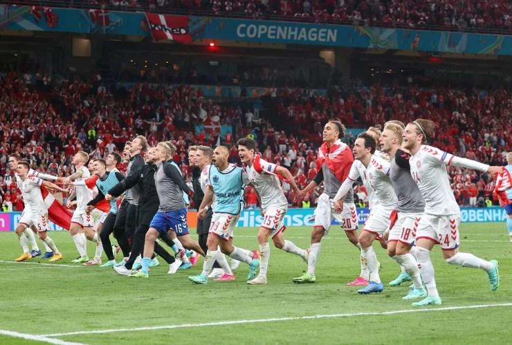 Jogadores da Dinamarca comemoram com a torcida no Parken a classificação para as oitavas de final da Euro — Foto: Wolfgang Rattay/EFE