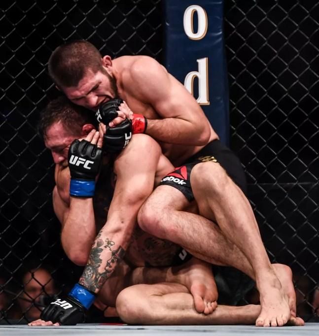 Khabib Nurmagomedov finaliza Conor McGregor no UFC 229, evento recorde em venda de pay per view — Foto: Stephen McCarthy/Sportsfile via Getty Images