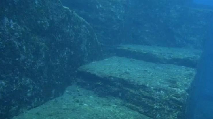 Degraus perfeitamente esculpidos levam a acreditar que o monumento foi feito pelo homem — Foto: BBC