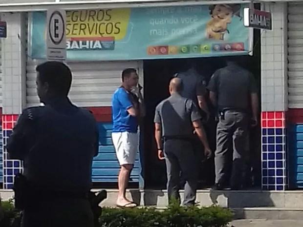Polícia negocia com assaltantes, que mantém reféns (Foto: Aplicativo/TEM Você)