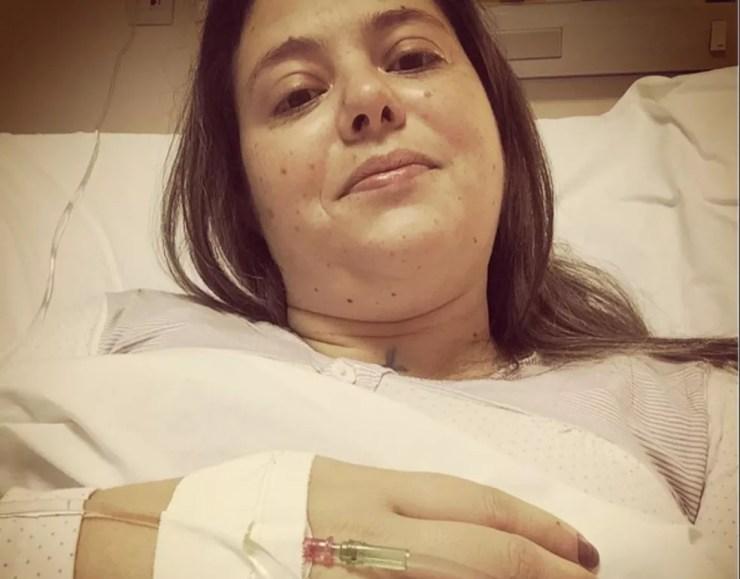 A professora Maria Cristina Geremias Martins após a cirurgia para a troca dos implantes de silicone — Foto: Arquivo pessoal