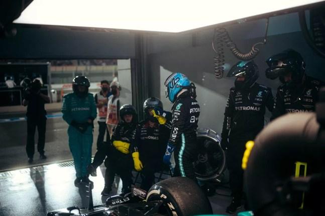 Mecânicos da Mercedes cumprimentam Valtteri Bottas após finlandês abandonar GP do Catar — Foto: Divulgação/Mercedes