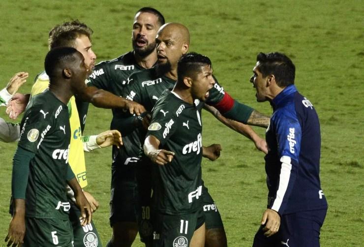 Jogadores comemoram gol de Rony com Abel Ferreira; atuação foi elogiada pelo treinador — Foto: Marcos Ribolli