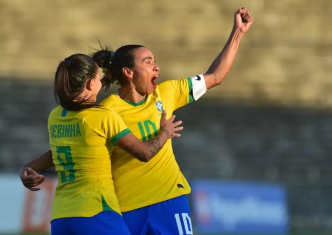 Marta e Debinha tiveram atuação de gala contra a Argentina, no Almeidão — Foto: Josemar Gonçalves/AGIF