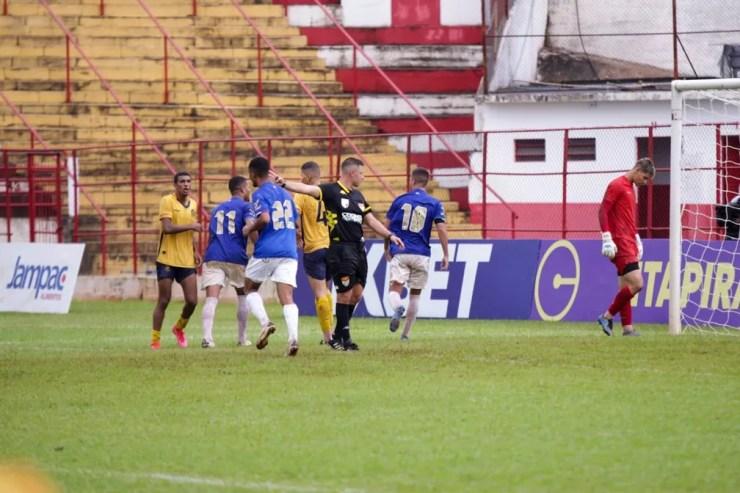 Cruzeiro comemora gol sobre o Retrô na Copinha — Foto: Marcelo Trajano