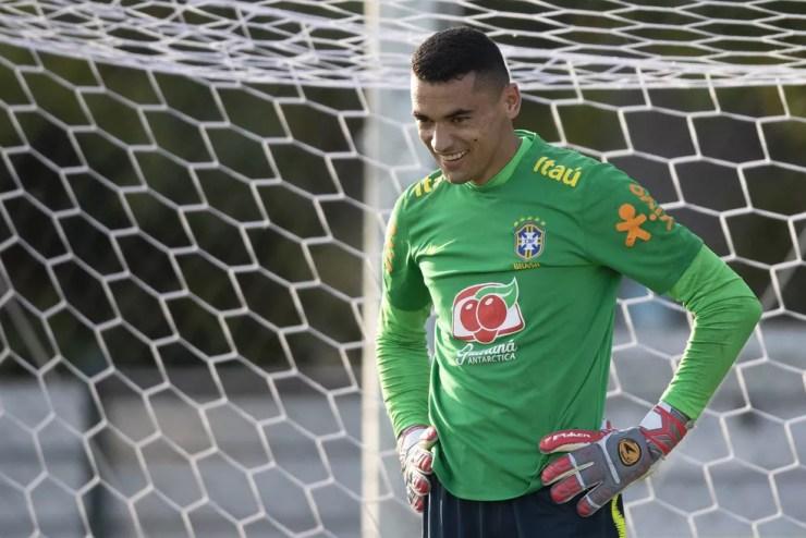 Santos sorridente com a camisa da seleção brasileira: ele se apresenta no dia 8 em São Paulo com o time olímpico — Foto: Lucas Figueiredo/CBF
