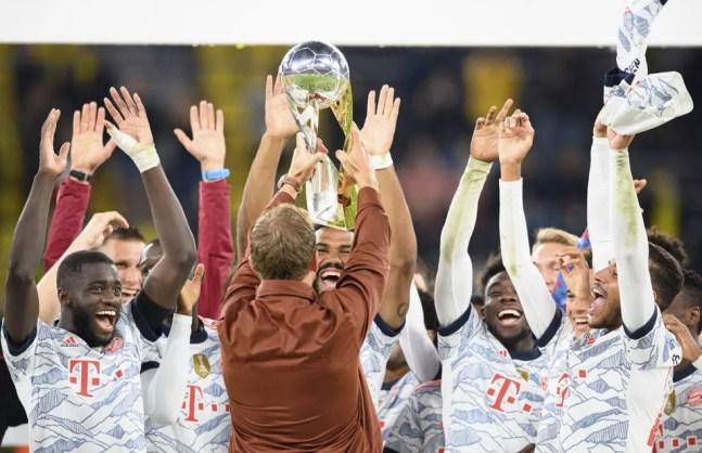 Julian Nagelsmann (de costas) comemora com os jogadores do Bayern a conquista da Supercopa da Alemanha — Foto: ANKE WAELISCHMILLER / AFP