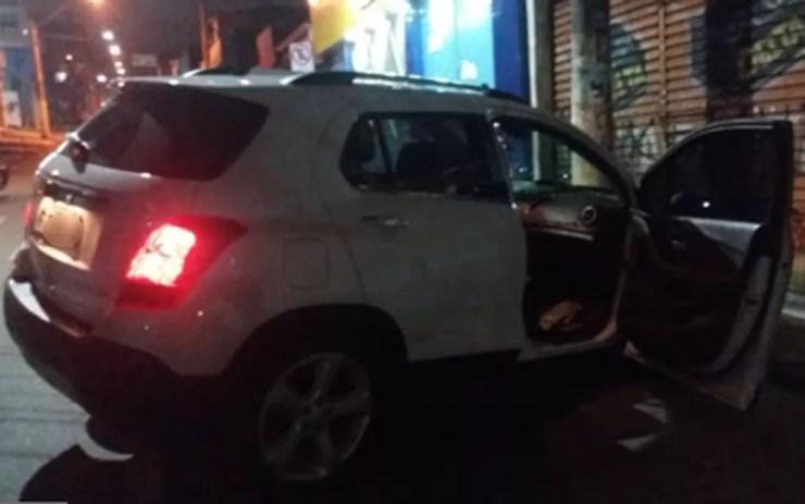 Carro roubado foi perseguido por policiais militares; após troca de tiros, três suspeitos foram mortos perto da Estrada do Cabreúva em Carapicuíba — Foto: Reprodução/TV Globo