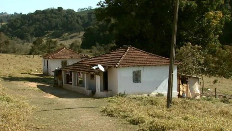 Mãe foi encontrada caída na porta de casa em Cabo Verde (Foto: Reprodução EPTV)