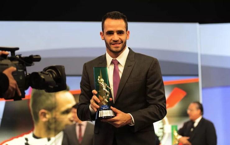 Renato Augusto foi eleito o melhor do Brasileirão de 2015 — Foto: Marcos Ribolli