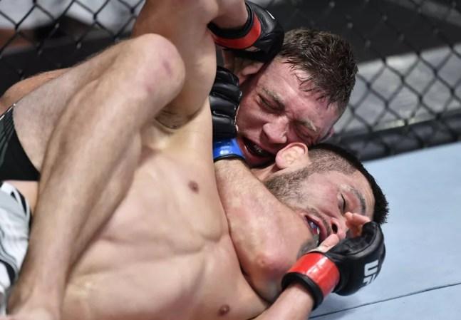 Gerald Meerschaert fnalizou Makhmud Muradov com um mata-leão no UFC Barboza x Chikadze — Foto: Getty Images