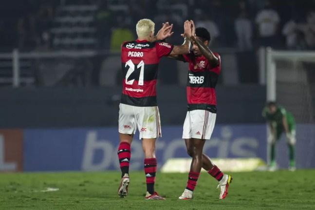 Pedro e Vitinho comemoram o gol contra o Bragantino — Foto: Diogo Reis/AGIF