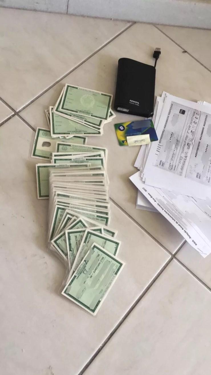 Documentos falsos apreendidos pela PF durante operação contra fraudadores de abono salarial — Foto: Divulgação/PF
