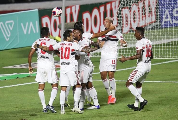 Jogadores do São Paulo comemoram gol contra o Bragantino — Foto: Rubens Chiri
