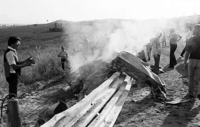 Carro de Peter Revson ficou enterrado no guard rail em Kyalami — Foto: Reprodução