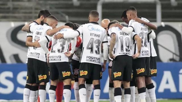 Jogadores do Corinthians na partida contra o São Bento