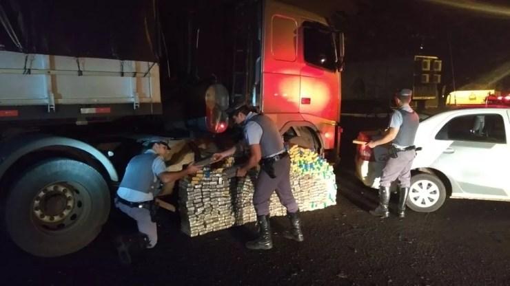 Tabletes de maconha estavam escondidos em compartimento de carreta em Assis (Foto: Polícia Rodoviária / Divulgação)