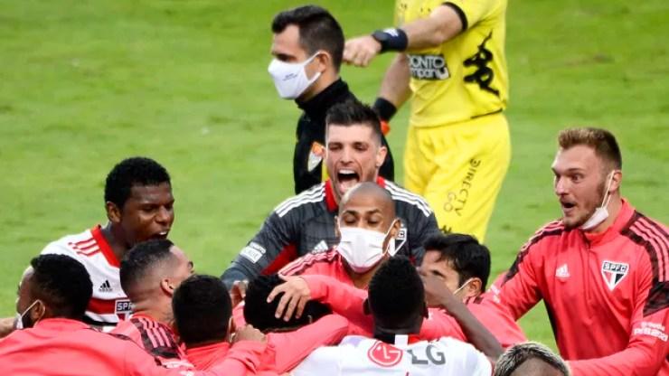 Festa dos jogadores do São Paulo após o gol de Luan