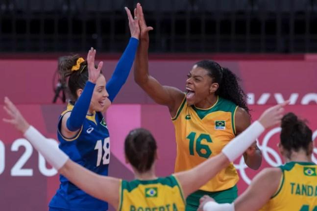 Brasil encara russas nas Olimpíadas — Foto: Julio César Guimarães/COB