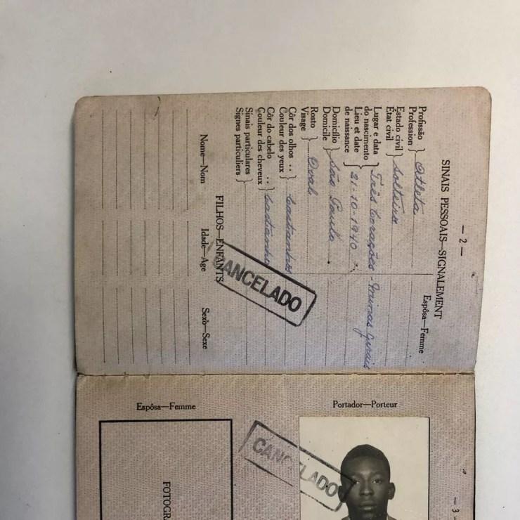 No detalhe, o primeiro passaporte de Pelé — Foto: Laura Fonseca 