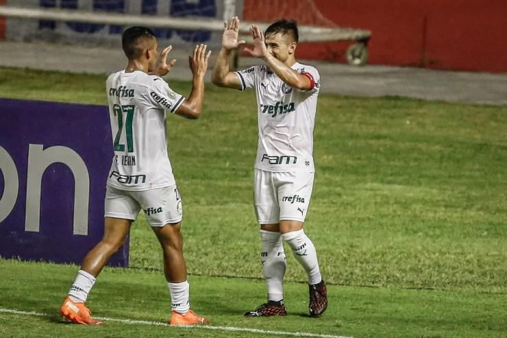 Willian e Gabriel Veron comemoram gol do Palmeiras contra o Sport — Foto: PAULO PAIVA/AGIF - AGÊNCIA DE FOTOGRAFIA/ESTADÃO CONTEÚDO