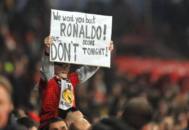 Torcedor pede: "Queremos você de volta, Ronaldo, mas não faça gol hoje" — Foto: Neal Simpson - PA Images via Getty Images