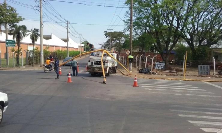 Caminhão se enroscou em fios e derrubou semáforo de Araçatuba (Foto: Arquivo Pessoal)