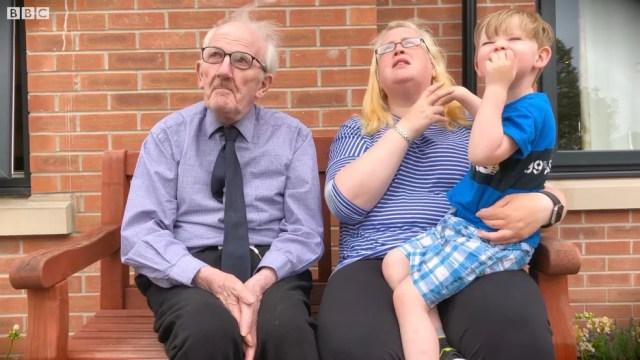 Menino de 4 anos visita o amigo de 91 toda semana em uma casa de repouso (Foto: BBC)