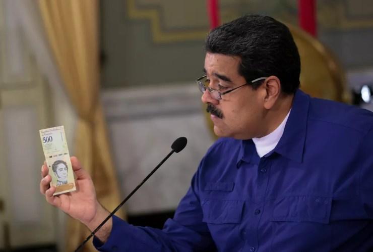 Nicolás Maduro mostra nota de bolívar soberano, moeda que passou a valer na Venezuela em 2018 — Foto: Miraflores Palace/Handout via Reuters